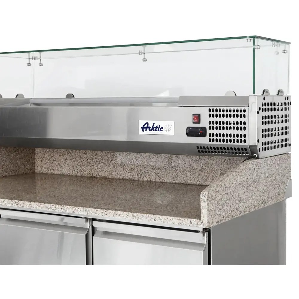 Arktic by Hendi Pizzawerkbank + Opzetkoelvitrine | Kitchenline | 380l | 3 Deuren (1/1 Gn) | Boven 6x 1/6 GN | -2°c/+8°c | Geforceerd | 0.4kw | 1365x700x880/1285(h)mm